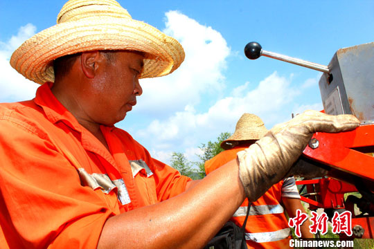 铁路工人烈日下的坚守