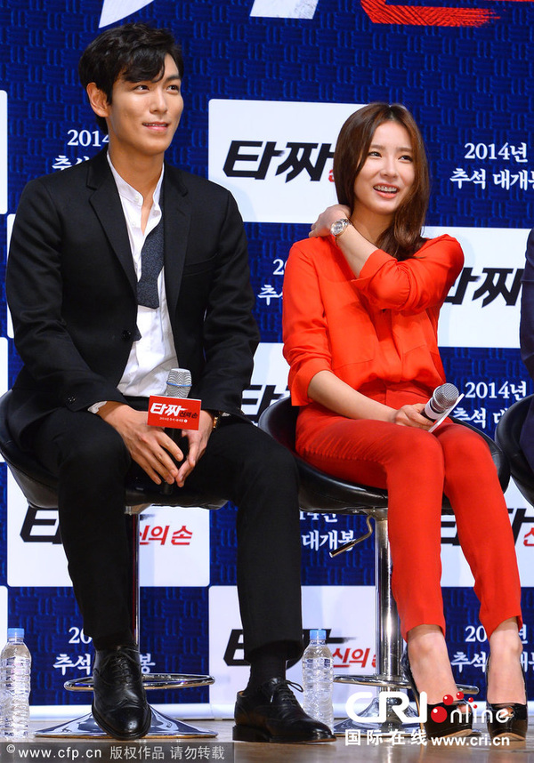 申世京红装亮相《老千2》发布会 TOP与女粉丝