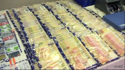 香港警方在行动中检获大量现金。来源：香港电台网站