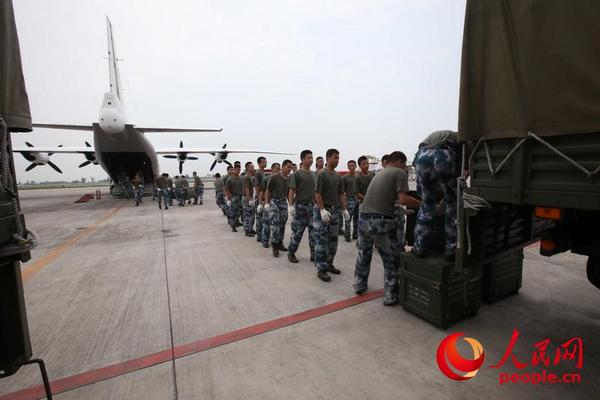 2014年8月6日，在成都邛崃机场，成都空军航空兵某师官兵向运-8C型运输机装载柴油发电机。     摄影：刘应华