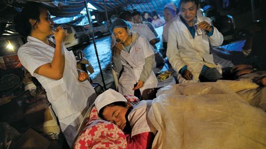 疲惫的护士在同事们的聊天中睡去。