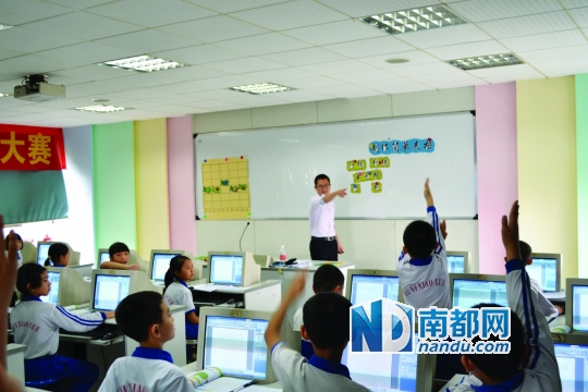 电脑课上,孩子们踊跃回答老师提问。古镇镇教办供图