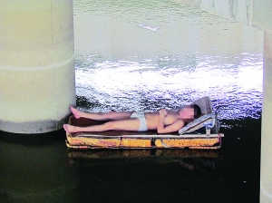 　　&ldquo;浮床&rdquo;上躺着个人请图片作者来领取稿费