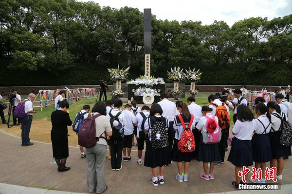日本民众纪念长崎核爆炸69周年 安倍晋三敬献花圈|日本|长崎_凤凰财经