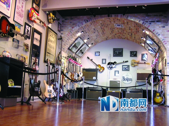 今天的洞窟酒吧已经成为乐迷前来“朝拜”的“圣地”了。