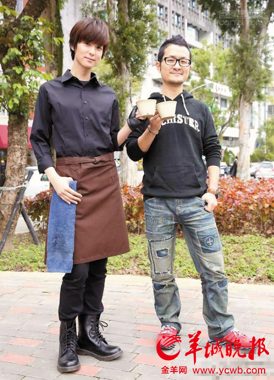 九把刀（右）与另一位主演赖雅妍