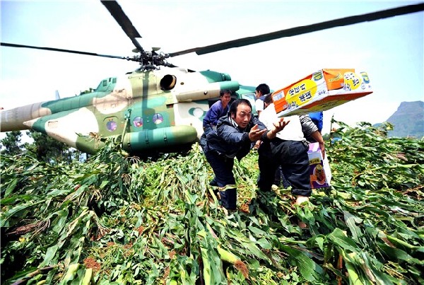 图为鲁甸地震救援中，陆航旅官兵为受灾群众运送物资。 记者 薛玉斌摄