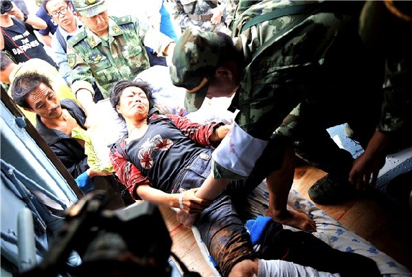图为鲁甸地震救援中，陆航旅官兵抢运伤员。记者 薛玉斌摄