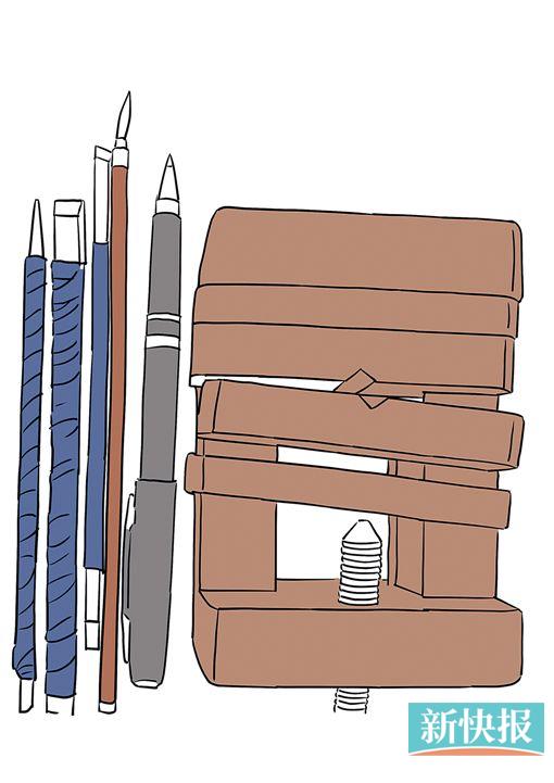 ●一套完整的篆刻工具,包括印床、几把不同型号的刻刀、毛笔、钢笔以及印泥。一个熟练的刻章老手,可以省略掉印床并只使用一把刻刀。