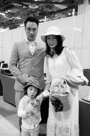 　　吴镇宇与老婆及儿子的合影。