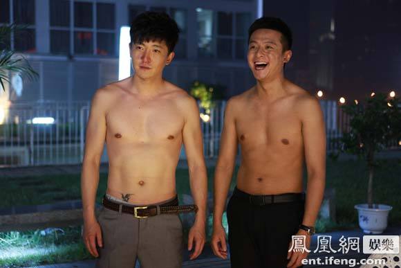 约会专家:朱雨辰秀健美腹肌 美女踩背做俯卧撑(图)