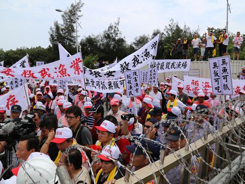  为了生存苏澳渔民11日上午动员近千人海陆包夹花莲和平电厂抗议。（图片来自台媒）