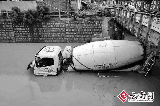 水泥罐车泡在水里 记者 刘筱庆 摄