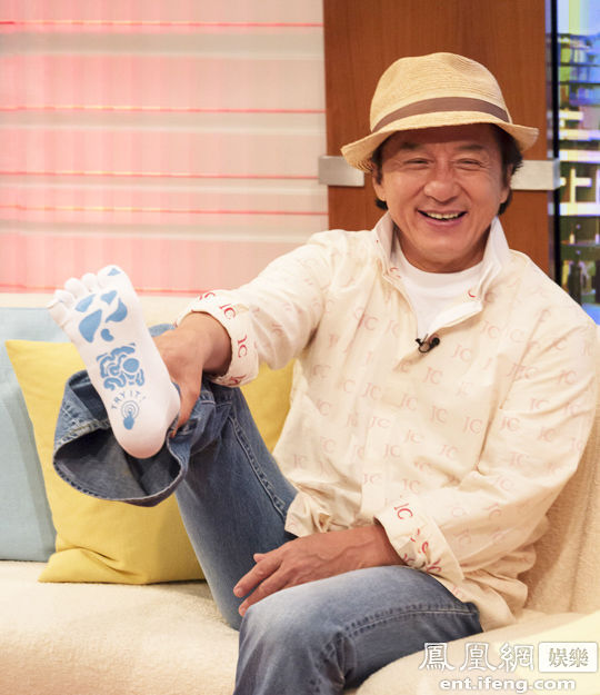 成龙英国录节目 比二卖萌抬脚秀印花袜子[高