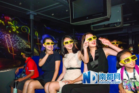 中华小姐观看“星际决战”。资料图片