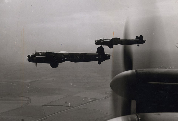 全球最后两架二战兰开斯特轰炸机50年来首次