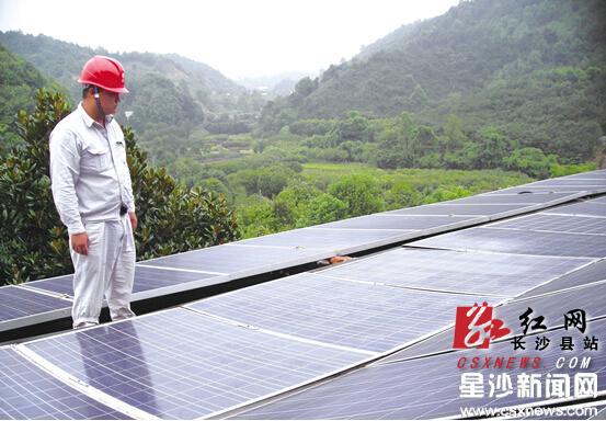 供电公司工作人员在现场进行并网前的查勘。邓静莎供图