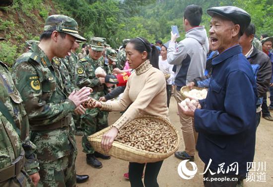 来，辛苦了，吃把花生吧。