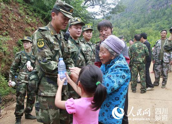 大哥哥，你们抗灾辛苦了，喝瓶水。