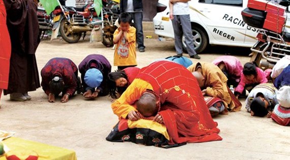 大人、孩子,跟随嵩山少林寺高僧释延贝一同祈福。