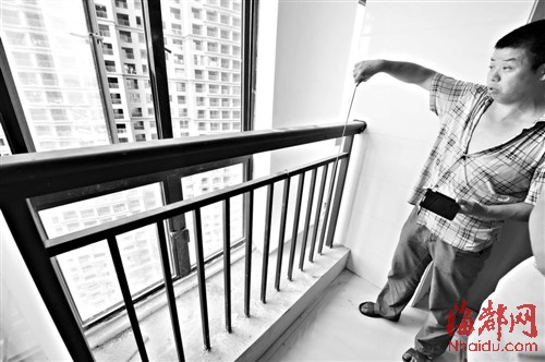 现场栏杆高度仅1.2米