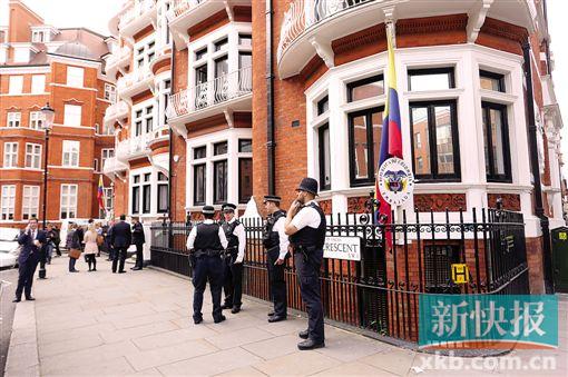 ■阿桑奇在厄瓜多尔驻英国大使馆召开新闻发布会时警察驻守在外。CFP供图