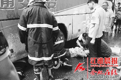 喊了四次123 众人抬起压人客车(图)|交警|千斤