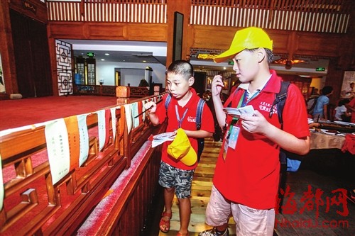 小记者叼着筷子猜谜，猜中才有小吃吃