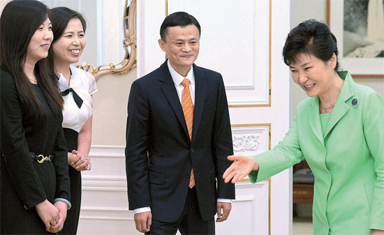 韩国总统朴槿惠（右）接见马云