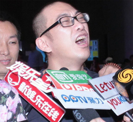 21日,宁财神在吸毒事件后首次公开亮相,现身张靓颖新专辑《第七感》发布会。