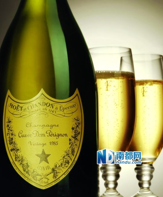 新航机上用酒——— 唐培里侬香槟。