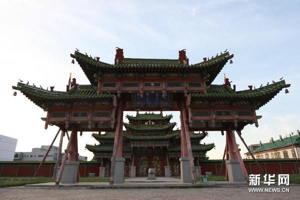 这是8月20日拍摄的蒙古国乌兰巴托的博格达汗宫博物馆门前区的中式牌楼（前）及大门（后）。