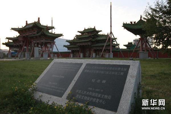 这是8月20日拍摄的蒙古国乌兰巴托的博格达汗宫博物馆门前区纪念碑。　　