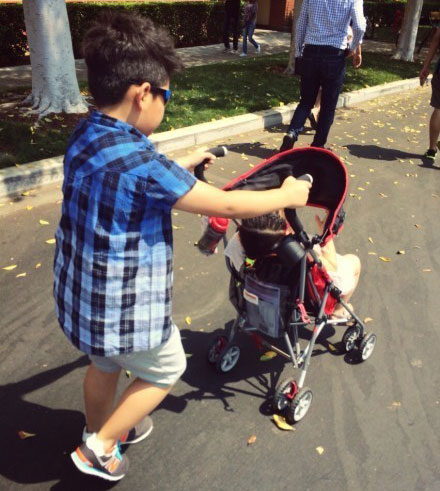 中国好哥哥!石头为妹妹推车喂饭超暖心,www.a