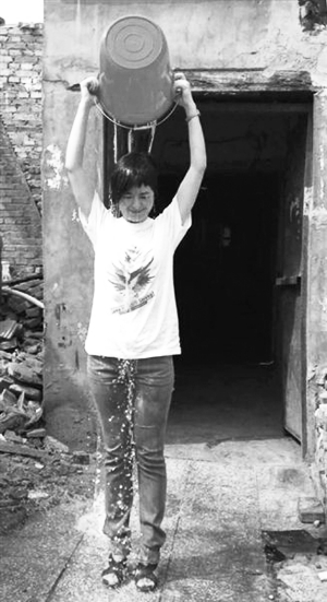 　　8月20日下午，央视主持人张泉灵参与“冰桶挑战赛”。微博图片