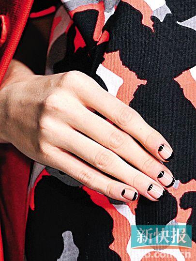 Sister By Sibling:法式指甲再进化!向Sister By Sibling学习,只要在指甲根点上黑色,新式时髦指甲即刻完成!