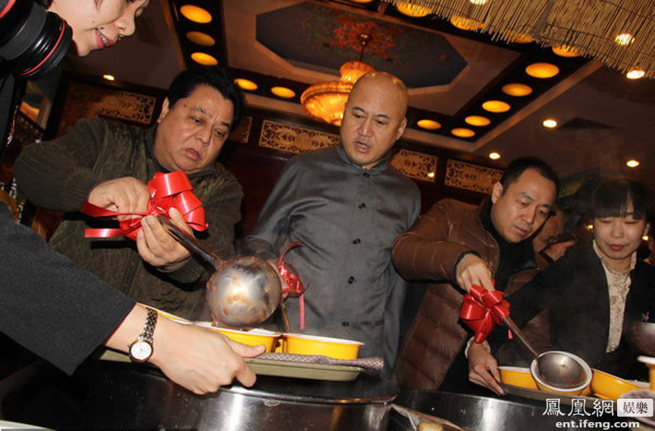 李金斗率弟子分发腊八粥 围观市民挤爆现场[高