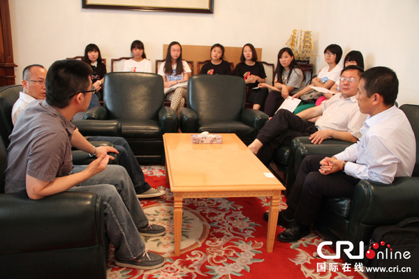 游学学生和所交流大学相关人员关人员合影