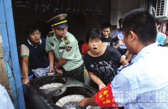 8月24日，长沙市东二环，粉店占道经营，城管依法暂扣占道物品。图/潇湘晨报记者陈正