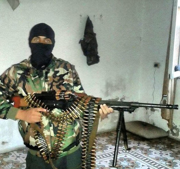 这张照片中显示，23岁的巴里从说唱歌手变成伊斯兰极端分子，带着面具，同时挥舞着机关枪。