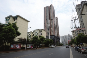 8月25日，曙光南路与王家冲路交会处，原长沙锁厂棚改在旧址上拉通曙光南路、建起高层电梯安置房，这样的棚改模式成为雨花区雅塘片区原地“出棚进楼”的范本。图/记者陈勇