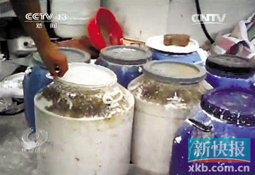 ■黑洗衣厂用强酸碱自配洗涤液。(视频截图)