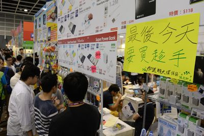 香港电脑节丁财两旺 顾客抢买自拍神器(图)|香