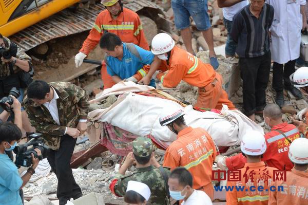 5级地震已经过去多日,地震造成当地重大人员伤亡和财产损失.
