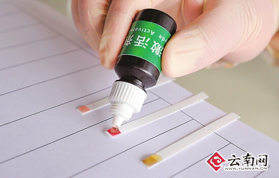 加滴反应液 周明佳 摄