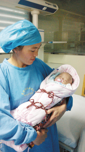 手术后，小天在母亲怀里安然入睡 供图