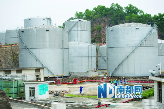 蛇口油库里面工人忙忙碌碌。