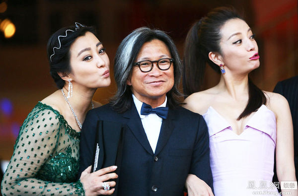 　　电影《亲爱的》导演陈可辛携赵薇、郝蕾亮相，赵薇、郝蕾嘟嘴搞怪。