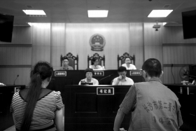 8月28日，芙蓉区人民法院，王某（右）和吴某因涉嫌生产、销售不符合安全标准的食品站在被告席上。图/记者杨旭