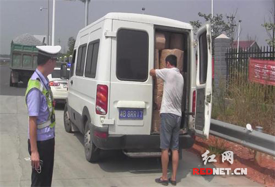 (8月28日,醴潭高速交警查获一辆私自运输烟花爆竹的依维柯。)